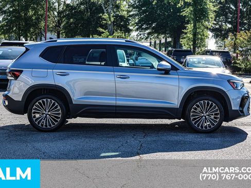 Used 2025 Volkswagen Taos SE FWD image 10