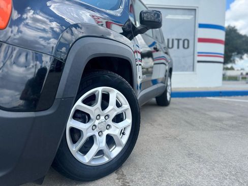 Used 2017 Jeep Renegade Latitude FWD image 5