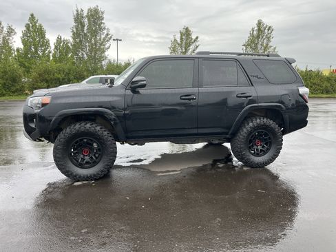 Used 2022 Toyota 4Runner TRD Off-Road Premium w/ TRD Black Wheel Package (TMS) AWD/4WD image 2
