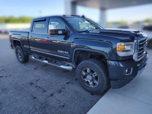 Used 2017 GMC Sierra 2500 SLT w/ All-Terrain HD Package AWD/4WD image 4