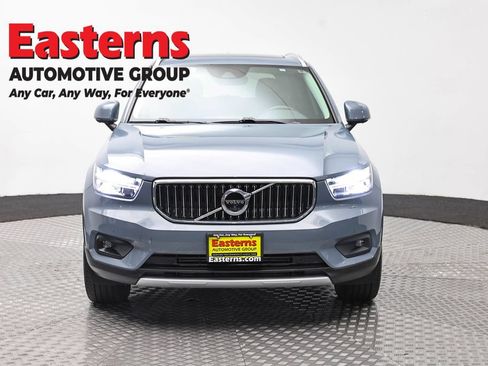 Used 2021 Volvo XC40 T4 Inscription FWD image 2