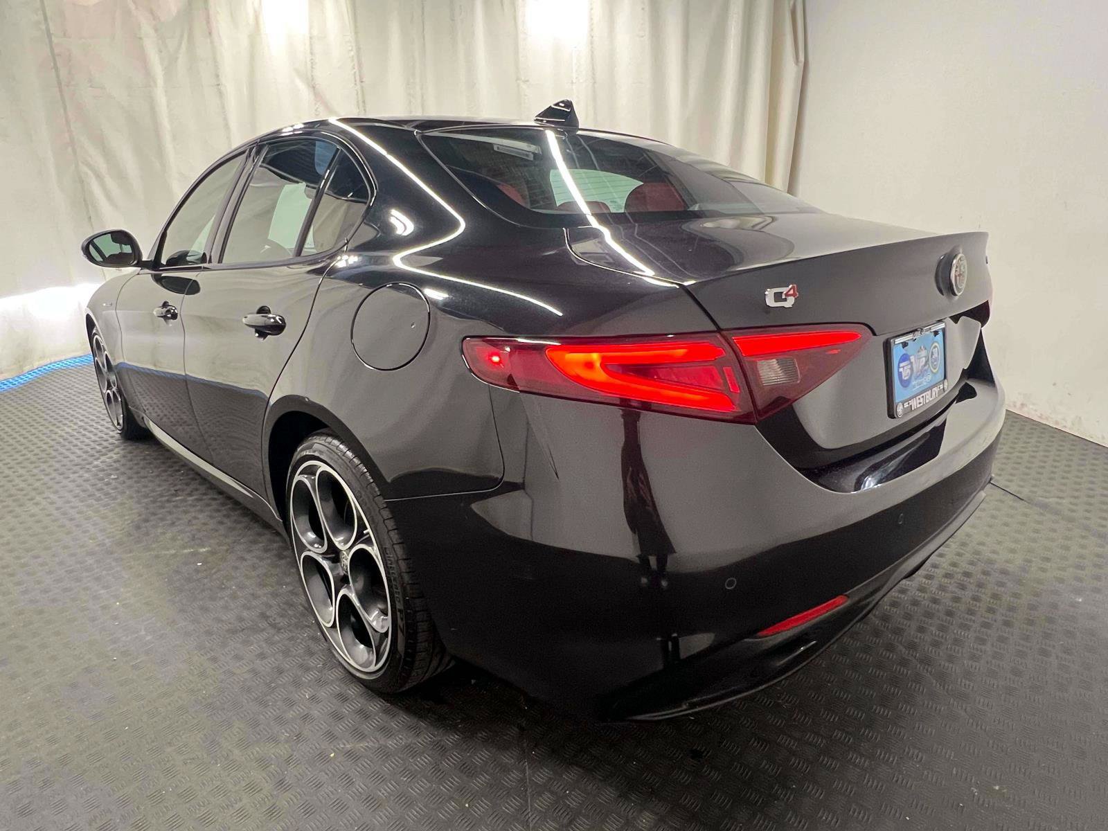Used 2023 Alfa Romeo Giulia Veloce AWD/4WD image 9