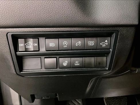 Used 2025 Toyota Tundra Limited AWD/4WD image 38