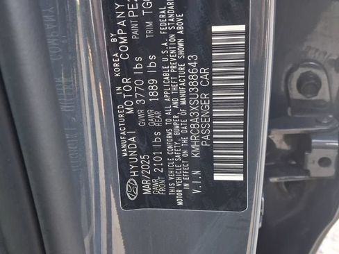 Used 2025 Hyundai Venue SEL FWD image 3
