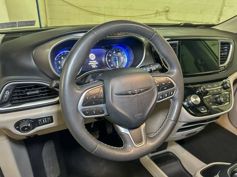 Used 2023 Chrysler Pacifica Touring-L FWD image 23