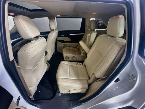 Used 2019 Toyota Highlander XLE FWD image 29