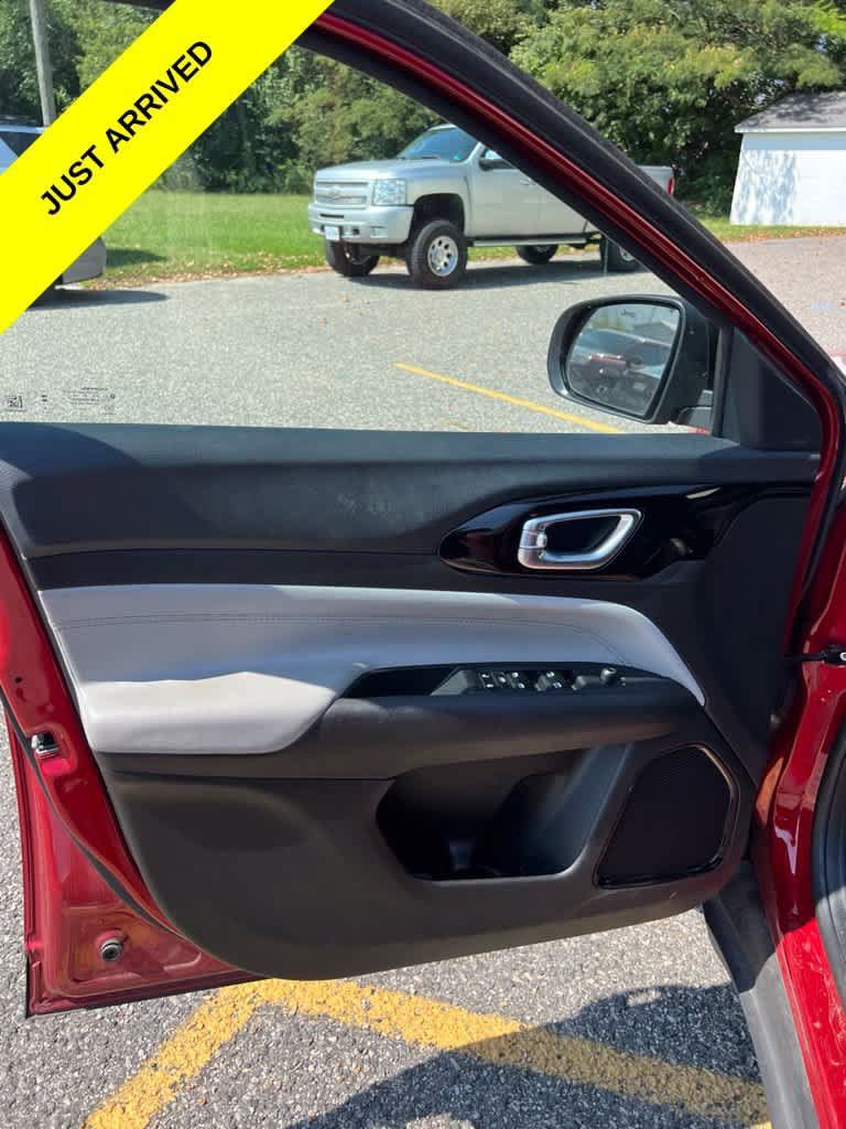 Used 2025 Jeep Compass Limited AWD/4WD image 9