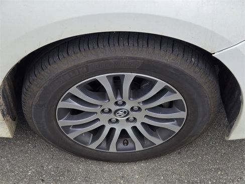 Used 2019 Toyota Sienna XLE w/ XLE Navigation Package image 9