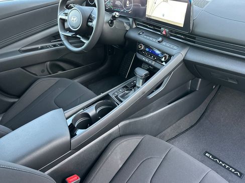 Used 2025 Hyundai Elantra SEL image 14