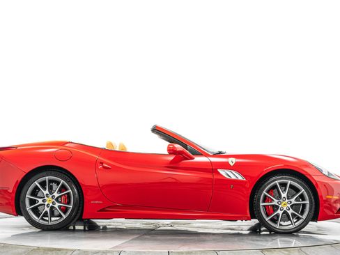 Used 2013 Ferrari California image 52