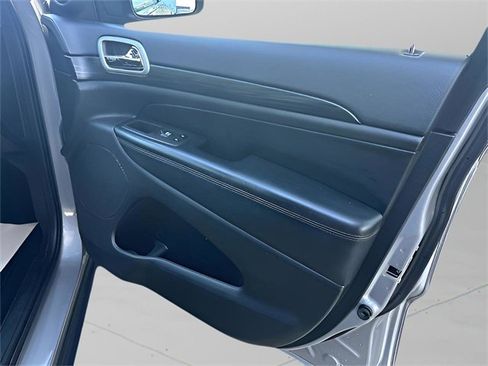 Used 2021 Jeep Grand Cherokee Laredo image 14