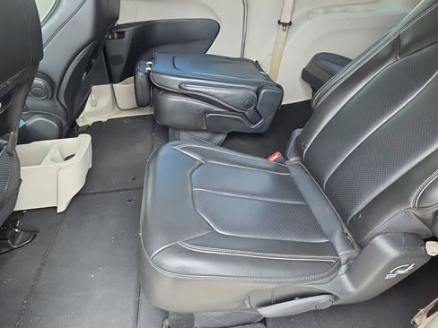 Used 2023 Chrysler Pacifica Touring-L FWD image 18