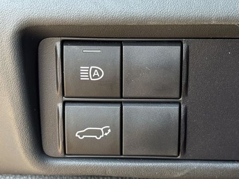 Used 2022 Toyota Highlander LE FWD image 23