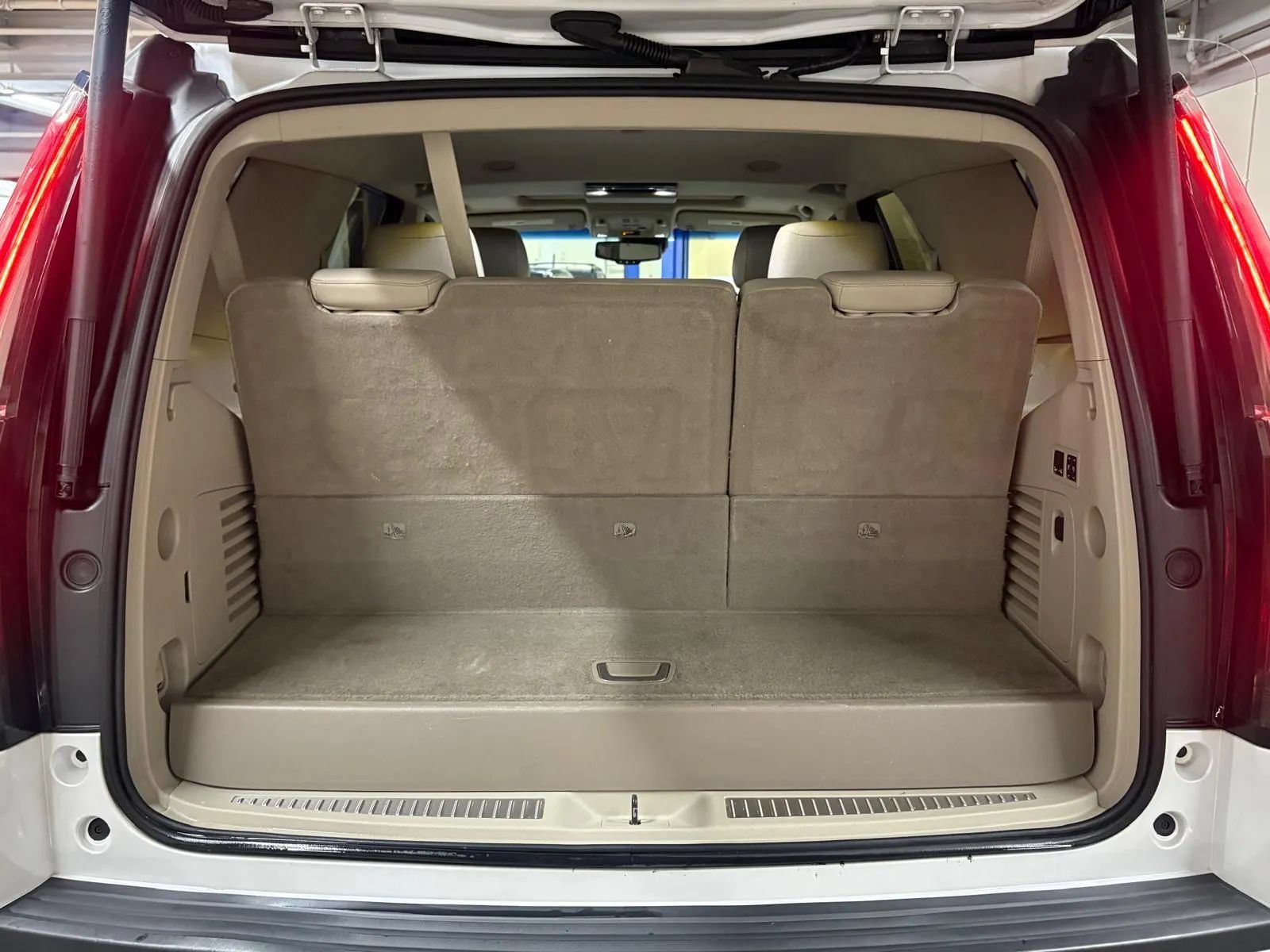 Used 2016 Cadillac Escalade Luxury AWD/4WD image 9