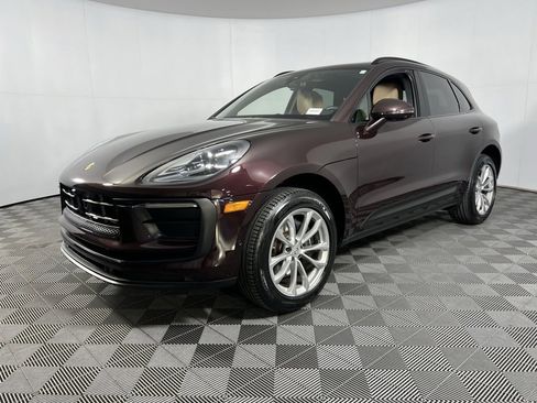 Used 2023 Porsche Macan image 3