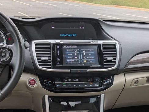 Used 2017 Honda Accord EX-L image 18