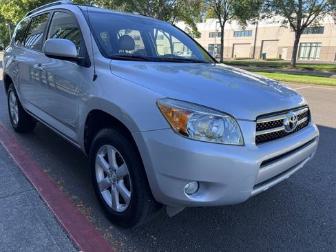 Used 2007 Toyota RAV4 Limited FWD image 2