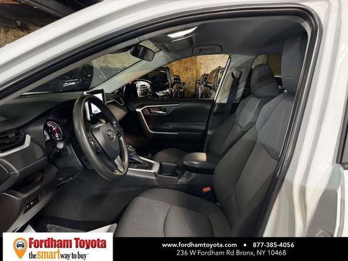 Used 2025 Toyota RAV4 XLE AWD/4WD image 18