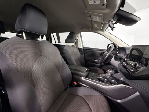 Certified 2024 Toyota Highlander LE image 39
