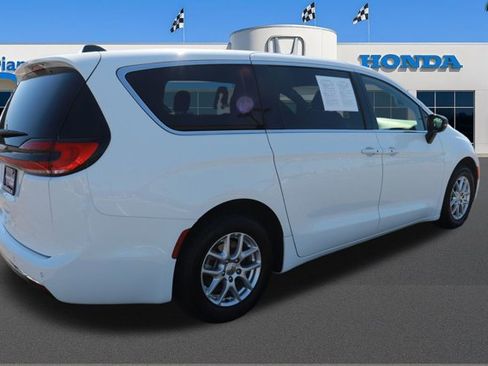 Used 2025 Chrysler Pacifica Select image 7