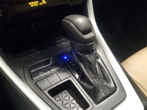 Used 2021 Toyota RAV4 LE image 28