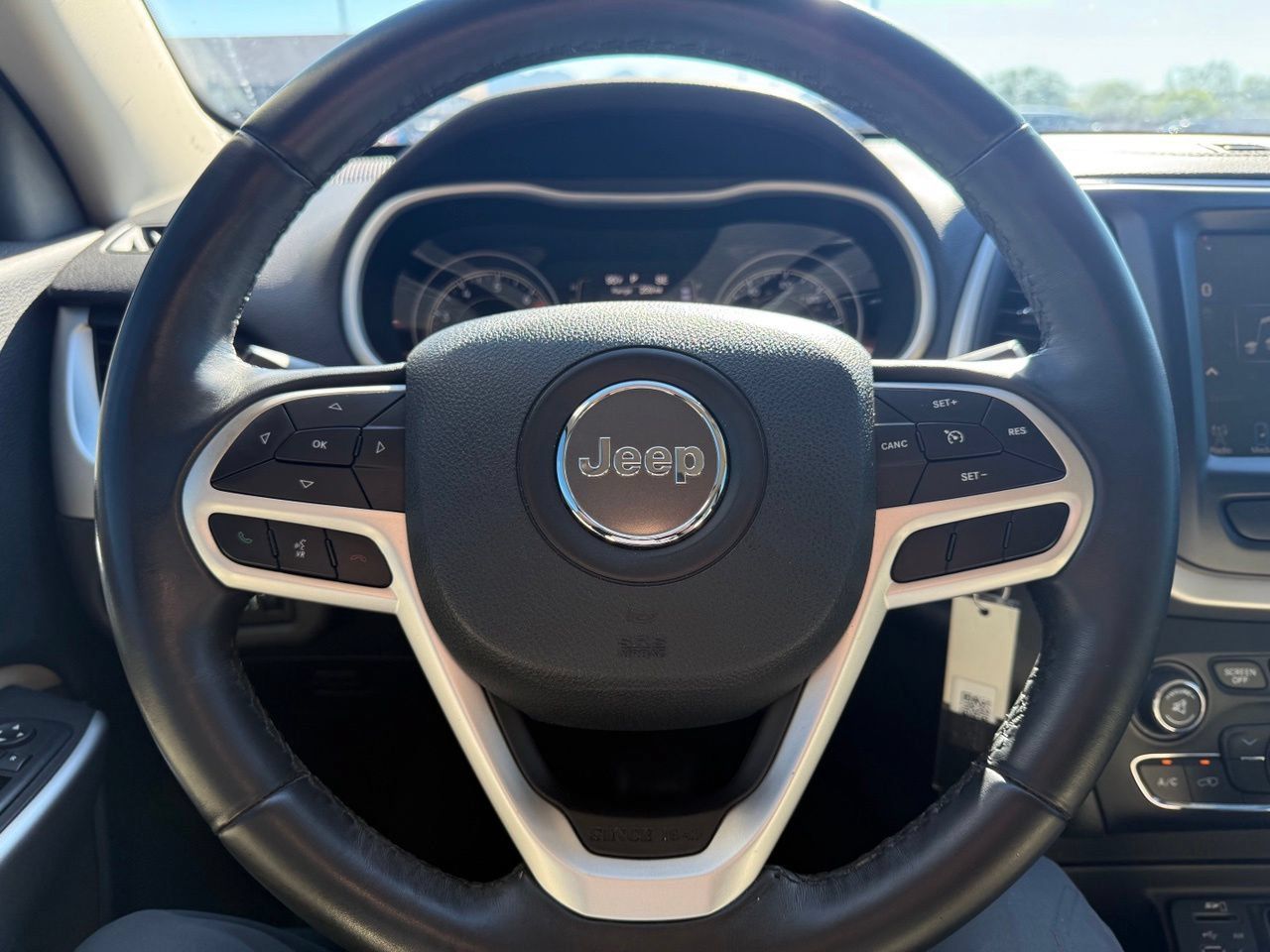 Used 2017 Jeep Cherokee Latitude FWD image 17
