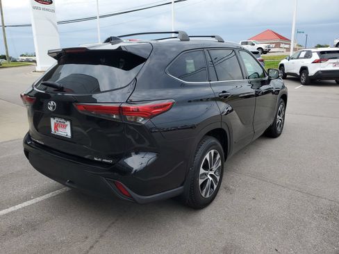 Used 2022 Toyota Highlander XLE AWD/4WD image 4