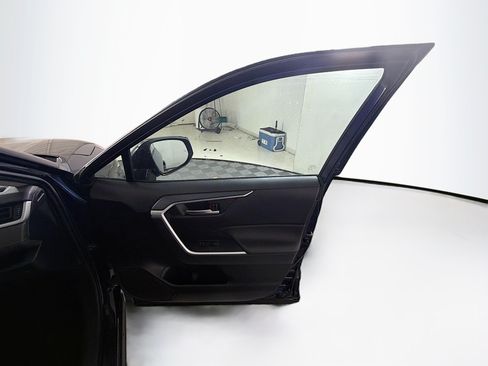 Used 2025 Toyota RAV4 XLE FWD image 31