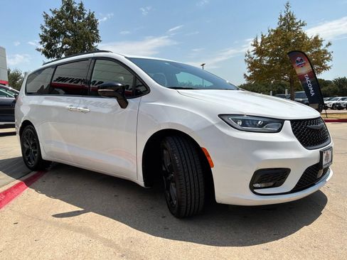 Used 2025 Chrysler Pacifica Limited FWD image 4