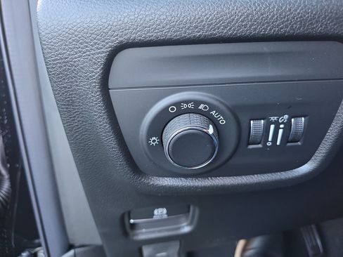 New 2025 Jeep Grand Cherokee Altitude image 12