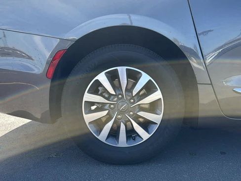 Used 2023 Chrysler Pacifica Limited FWD image 35