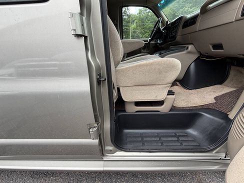 Used 2001 Chevrolet Express 1500 LT RWD image 18