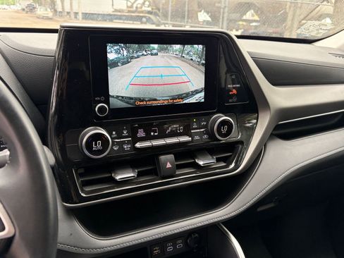 Used 2025 Toyota Highlander LE FWD image 27