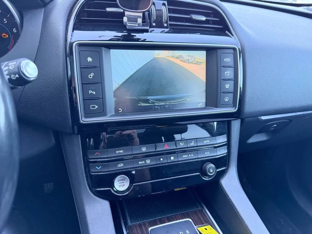 Used 2017 Jaguar F-PACE Prestige AWD/4WD image 16