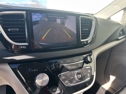 Used 2023 Chrysler Pacifica Touring-L FWD image 19