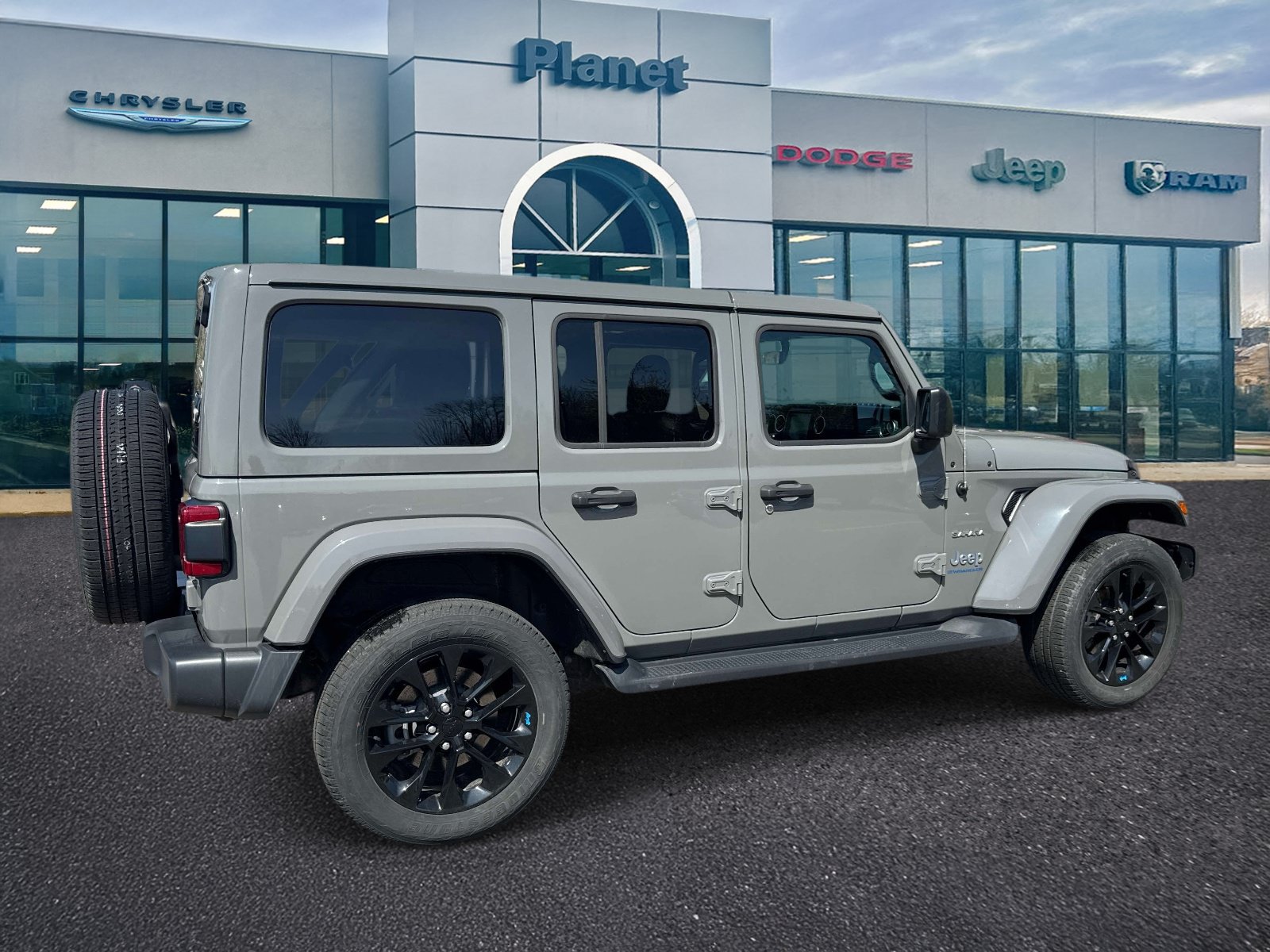 Used 2023 Jeep Wrangler Unlimited Sahara w/ Cold Weather Group AWD/4WD image 2