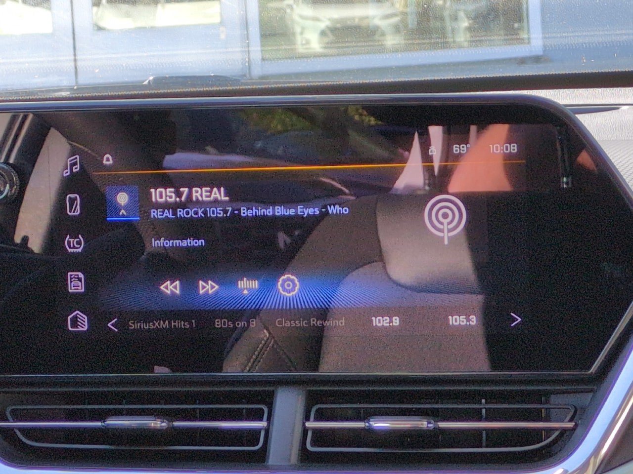 Used 2025 Chevrolet Trax LT FWD image 18