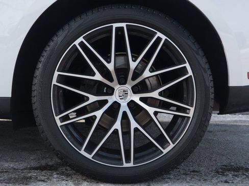 Certified 2023 Porsche Macan Turbo image 13