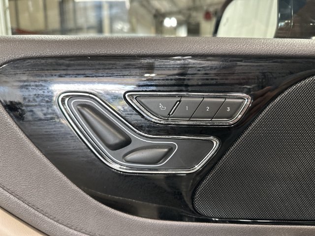 Used 2022 Lincoln Aviator AWD w/ Premium Package image 18