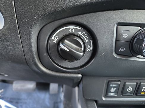 Used 2022 Nissan Frontier SV image 28