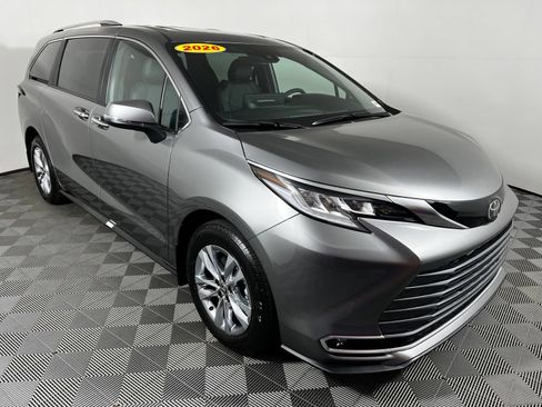 Used 2026 Toyota Sienna Limited FWD image 3