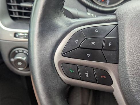 Used 2019 Jeep Cherokee Latitude Plus w/ Cold Weather Group AWD/4WD image 11
