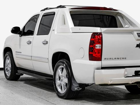 Used 2012 Chevrolet Avalanche LTZ image 16