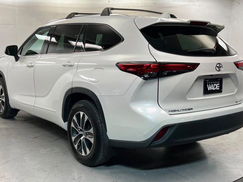 Used 2021 Toyota Highlander XLE AWD/4WD image 3