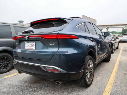 Used 2024 Toyota Venza XLE AWD/4WD image 7