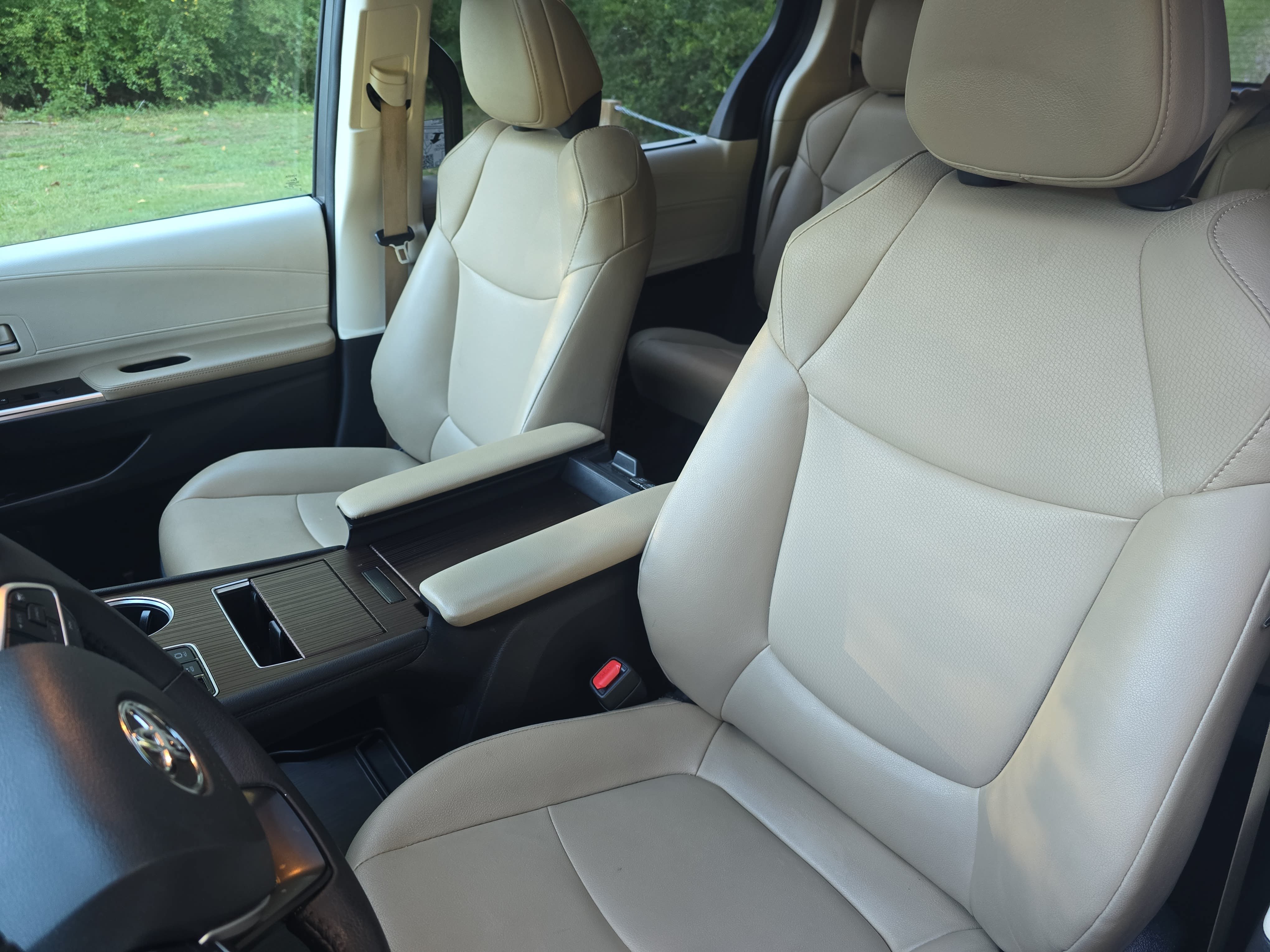 Used 2024 Toyota Sienna XLE FWD image 13