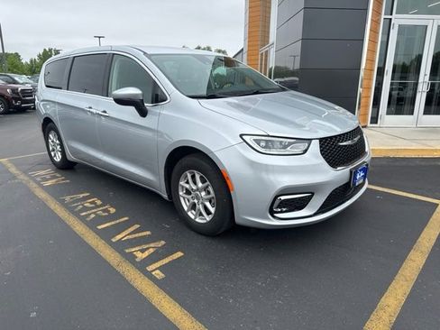 Used 2023 Chrysler Pacifica Touring-L FWD image 2