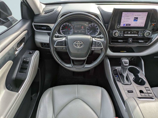 Used 2023 Toyota Highlander XLE FWD image 20