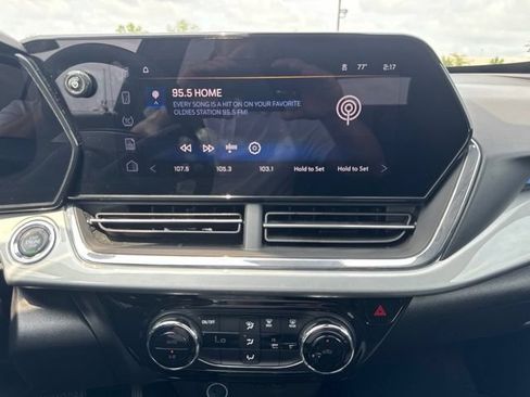 Used 2025 Chevrolet Trax LT FWD image 10