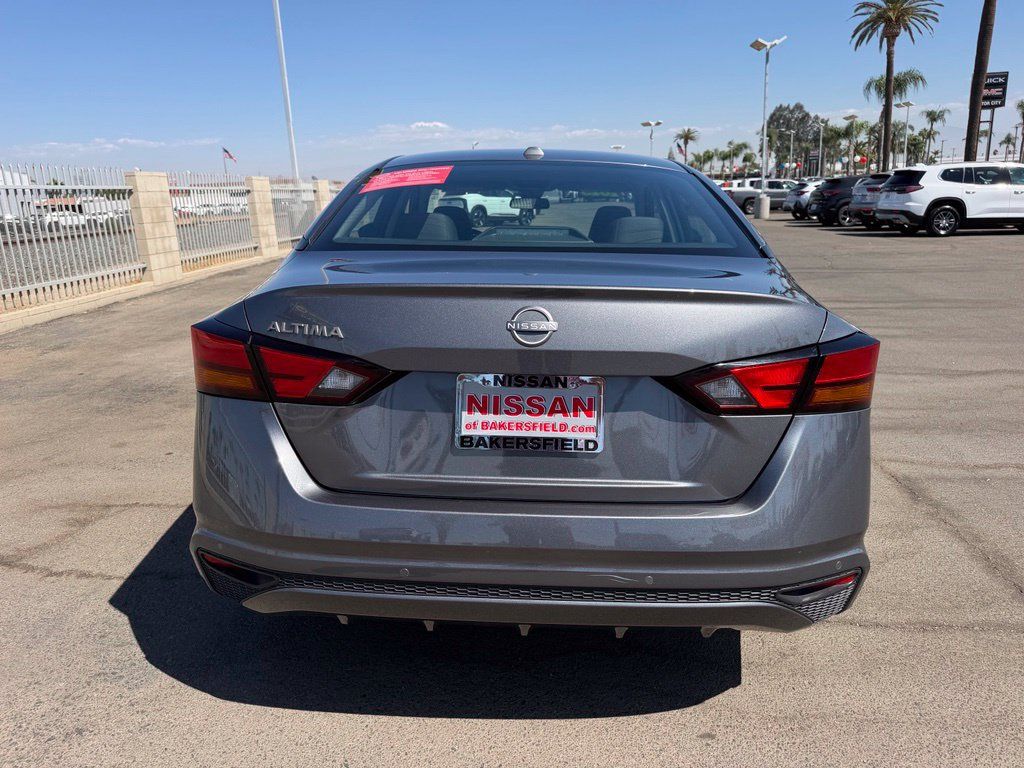 Used 2025 Nissan Altima 2.5 SV FWD image 5